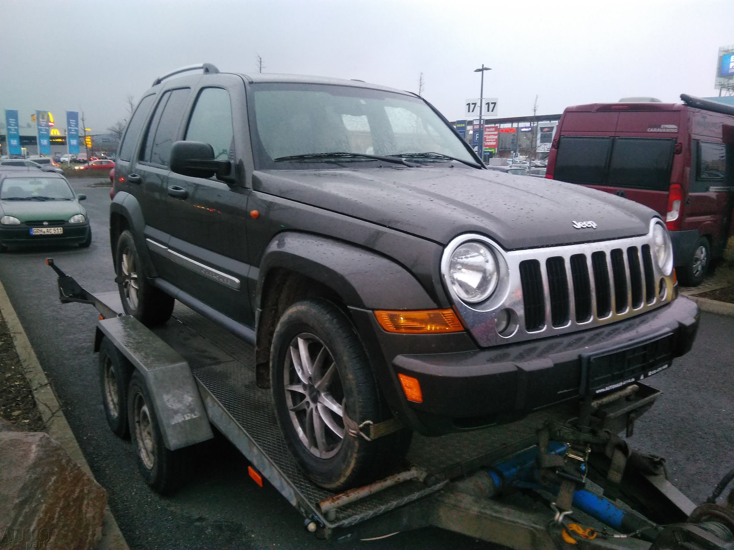 Jeep Cherokee 2004 с круглыми фарами