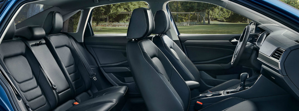 2019-Volkswagen-Jetta-interior-view-of-2-row-seating-upholstery-side-shot_o.jpg