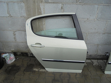 19646966A - Двері задні права